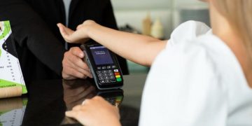 Así son los implantes de microchip que te permiten pagar con la mano