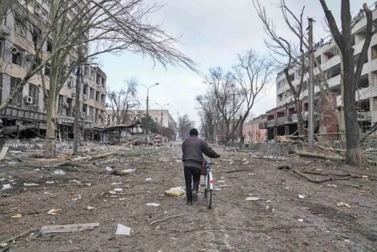 Más de 100.000 personas se encuentran atrapadas en la ciudad de Mariupol, tras semanas de bombardeos rusos.