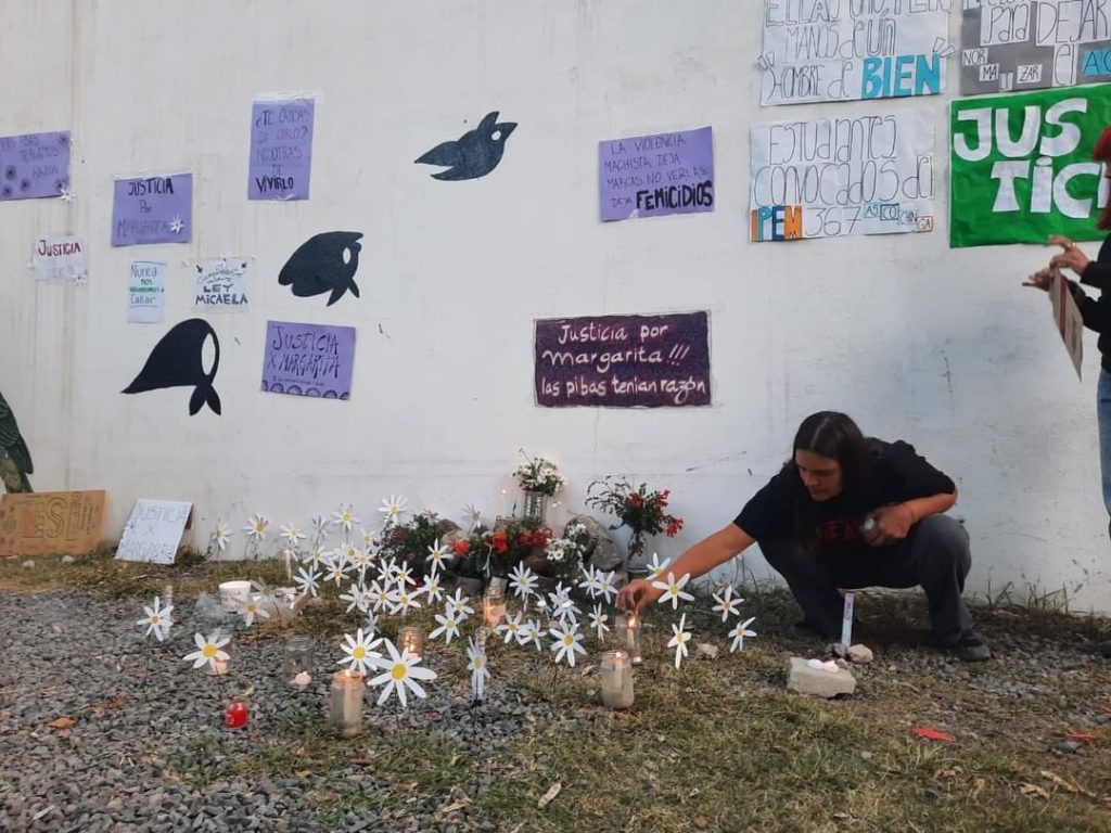 Estudiantes de las escuelas en donde trabajaba el acusado del crimen de Margarita Sánchez hicieron un altar y pidieron justicia