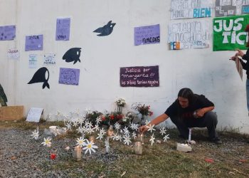 Estudiantes de las escuelas en donde trabajaba el acusado del crimen de Margarita Sánchez hicieron un altar y pidieron justicia