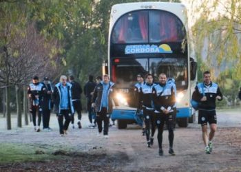 Atacaron con piedrazos al colectivo del plantel de Belgrano al salir de Córdoba