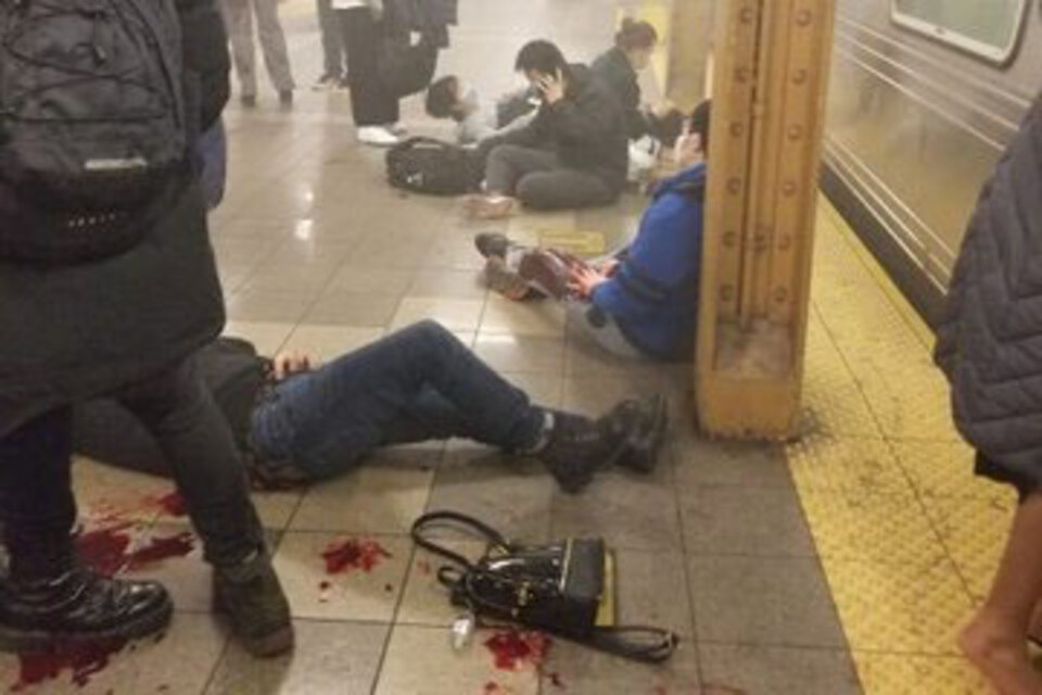 Un tiroteo en el metro de Nueva York deja como saldo al menos 13 heridos