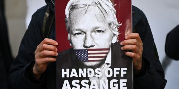 La justicia británica aprobó la orden de extradición de Julian Assange a Estados Unidos