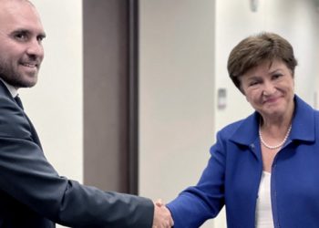 El Gobierno espera aprobar la primera revisión del programa con el FMI a mediados de mayo