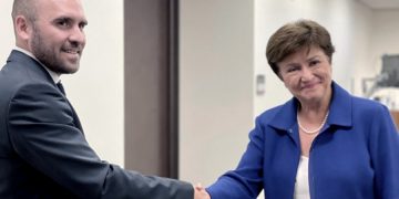 El Gobierno espera aprobar la primera revisión del programa con el FMI a mediados de mayo