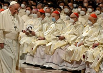 En la Vigilia de Pascua, Francisco pidió «gestos de paz» en medio de «los horrores de la guerra»