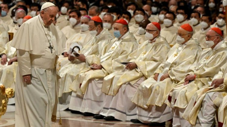 En la Vigilia de Pascua, Francisco pidió "gestos de paz" en medio de "los horrores de la guerra"