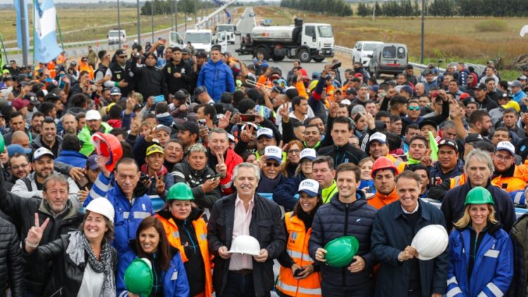 Fernández destacó las obras que generaron empleo a "400 mil trabajadores"