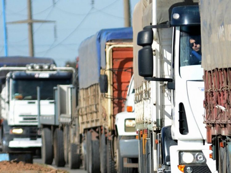 Arranca el paro de transportistas de granos por la falta de gasoil y el aumento de costos