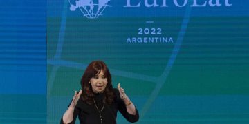 El juez Casanello rechazó sobreseer a la vicepresidenta Kirchner en una causa de lavado de dinero