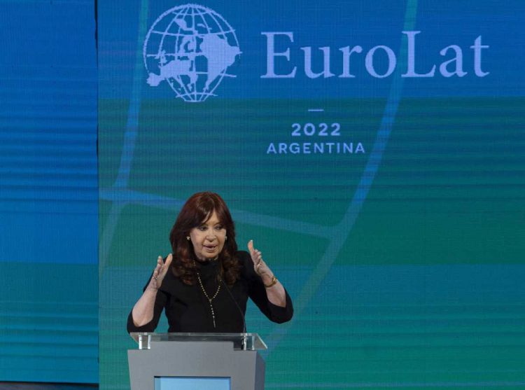 El juez Casanello rechazó sobreseer a la vicepresidenta Kirchner en una causa de lavado de dinero