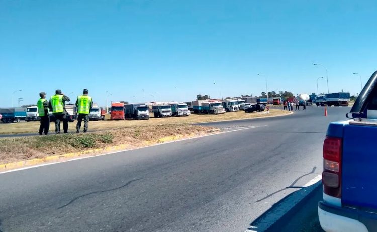 Camioneros autoconvocados realizaron cortes parciales en el sur de Córdoba.