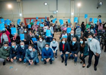 La Provincia entregó 151 escrituras sociales a familias de Capital