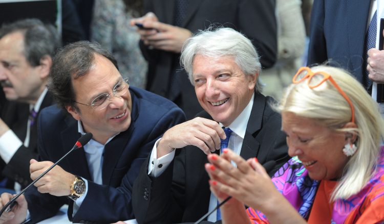 Télam 28/09/2016 Buenos Aires: La comisión de Relaciones Exteriores de la Cámara de Diputados de la Nación, que preside Elisa Carrió(Coalición Cívica), recibe al vicecanciller Carlos Foradori, donde expone los alcances de la declaración firmada entre Argentina y Reino Unido por Malvinas y debate una resolución conjunta para declarar el rol insoslayable del Congreso en materia de política exterior. Foradori junto a los diputados Darío Giustozzi y Elisa carrió previo a la exposición. Foto: Fernando Sturla