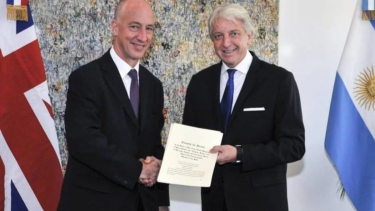 Ex funcionario británico reveló que el ex vicecanciller de Macri estaba ebrio al firmar un acuerdo