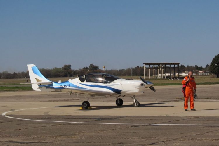 Fadea presentó su nuevo avión de entrenamiento IA-100 Malvina