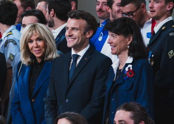 Los candidatos derrotados cierran filas en torno a Macron para la segunda vuelta francesa