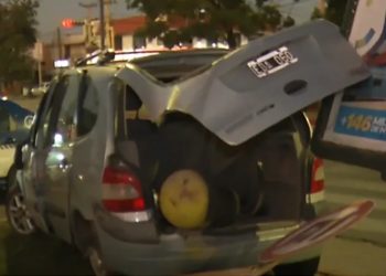 Un auto se accidentó contra una cartelería en Monseñor Pablo Cabrera