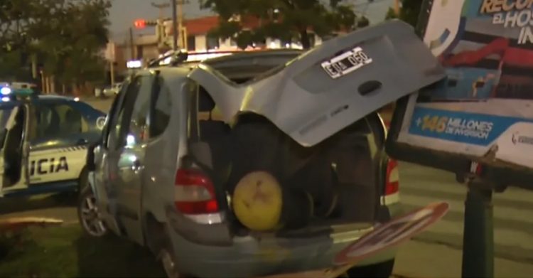 Un auto se accidentó contra una cartelería en Monseñor Pablo Cabrera