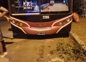 Un menor de 12 años manejó un colectivo de Ersa averiado por 35 cuadras, chocó y terminó detenido