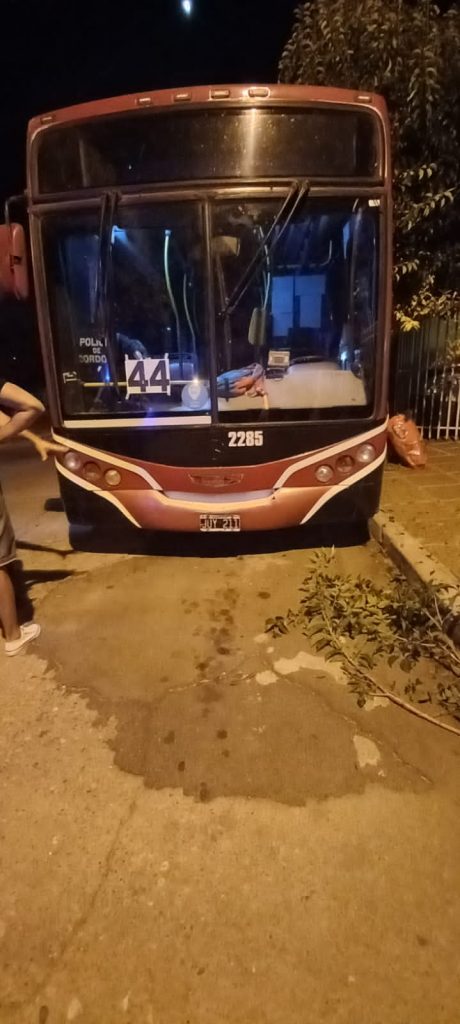 Un menor de 12 años manejó un colectivo de Ersa averiado por 35 cuadras, chocó y terminó detenido