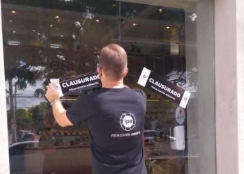 Clausuraron una cafetería del Cerro que tiraba líquidos cloacales a la vía pública