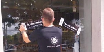 Clausuraron una cafetería del Cerro que tiraba líquidos cloacales a la vía pública