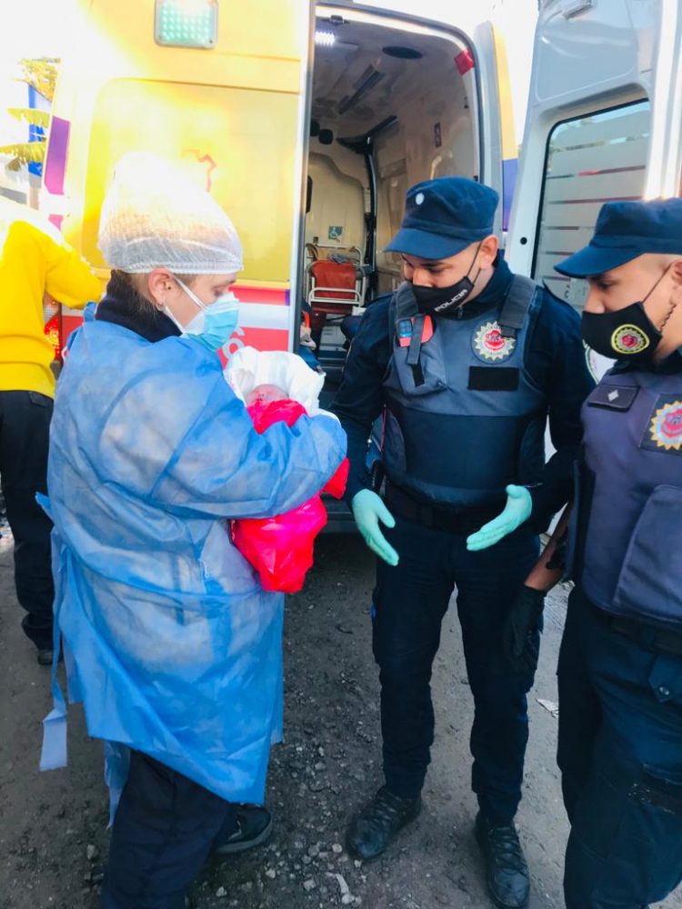 Dos policías de Córdoba asistieron a una mujer a dar a luz