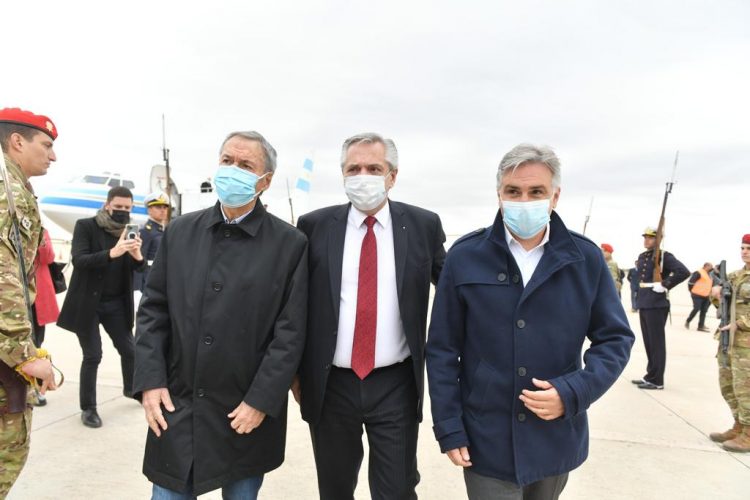 Fernández visita Córdoba, recorre fábricas y comparte un acto con Schiaretti
