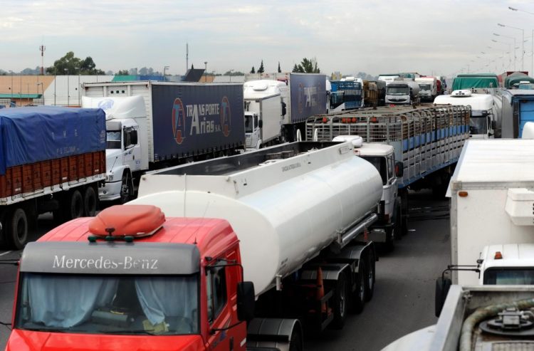 Transportistas lograron un alza del 20% de la tarifa y levantan el paro