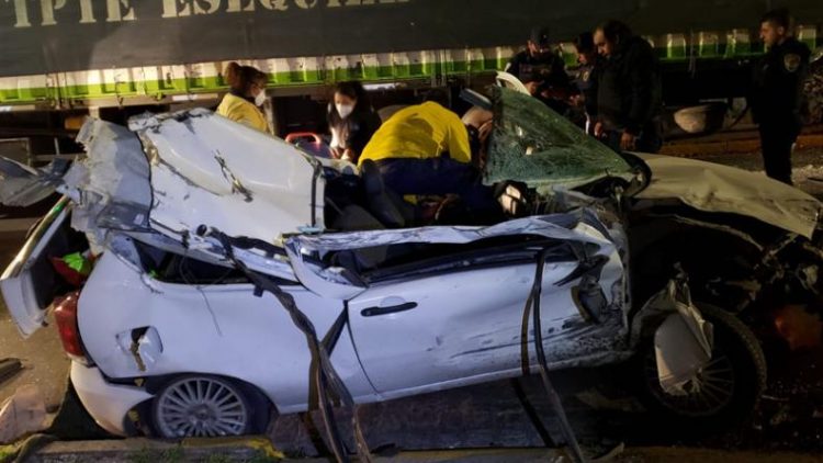 El vehículo quedó totalmente destrozado. Foto: gentileza @Javiersassi en Twitter.