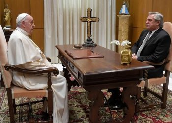 El papa envía una carta a Fernández y pide por los «débiles y descartados»