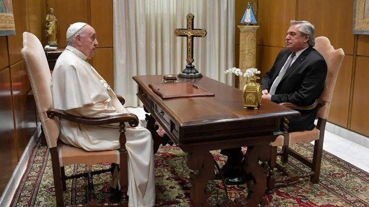 El papa envía una carta a Fernández y pide por los "débiles y descartados"