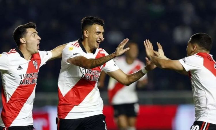 Con polémica y un golazo, River le ganó a Banfield