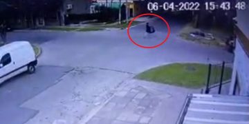 Una mujer arrojó a una recién nacida a la basura y quedó captada por las cámaras de seguridad de la zona