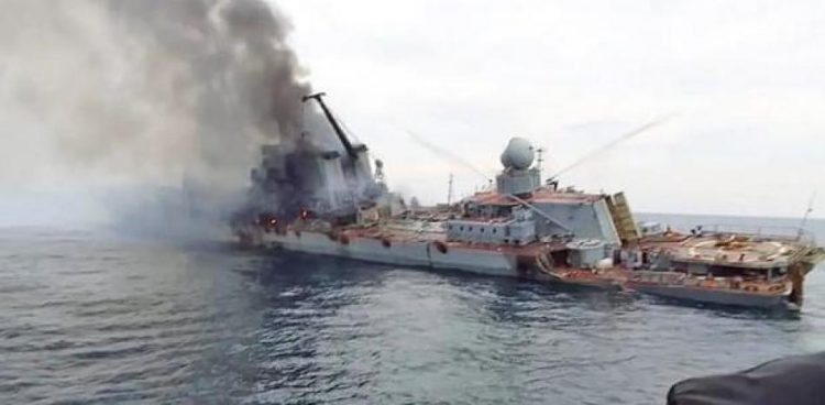 Aparecieron en Twitter las primeras imágenes del hundimiento del Moskva, buque insignia de Rusia, en el Mar Negro.