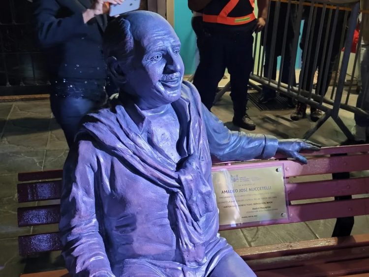 Este lunes se decubrió el busto en reconocimiento a Amadeo Nucetelli ubicado en Rosario de Santa Fe 15