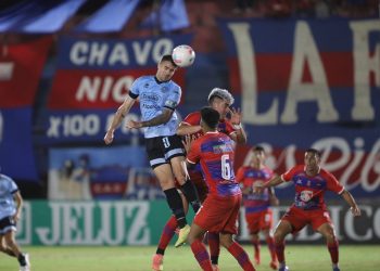 Belgrano sigue mirando a todos desde arriba