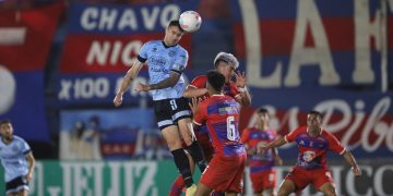 Belgrano sigue mirando a todos desde arriba