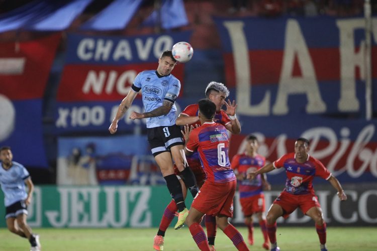 Belgrano sigue mirando a todos desde arriba