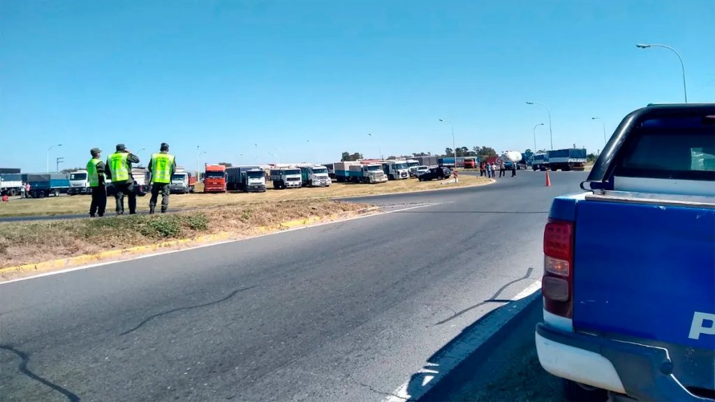 Camioneros obstruyen las rutas del sur de Córdoba por falta de gasoil