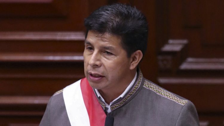 Castillo decretó un toque de queda que agravó su debilidad