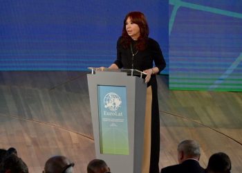 CFK: “Que te pongan una banda y te den el bastón no significa que te den el poder”