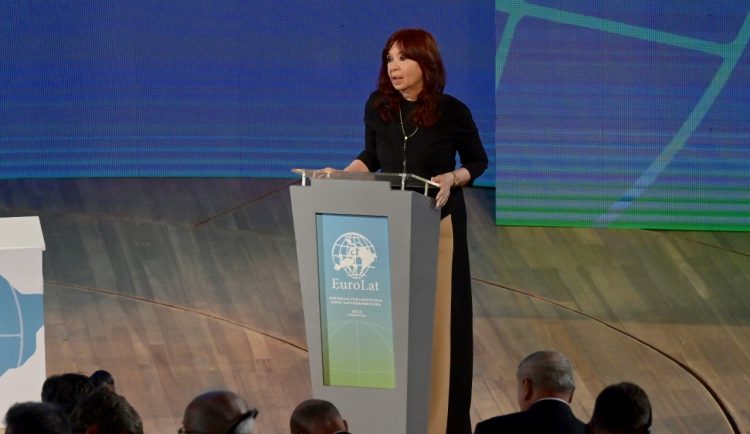 CFK: “Que te pongan una banda y te den el bastón no significa que te den el poder”