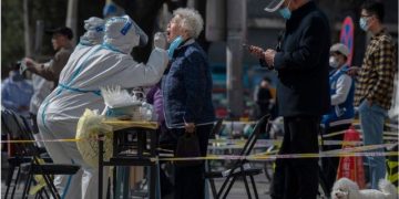 Shanghai sufre un rebrote de Covid-19 y registra el récord de muertes desde el inicio de su nuevo confinamiento