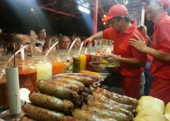 Comienza la octava entrega del festival mundial del humor y el choripán en la ciudad