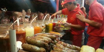Comienza la octava entrega del festival mundial del humor y el choripán en la ciudad