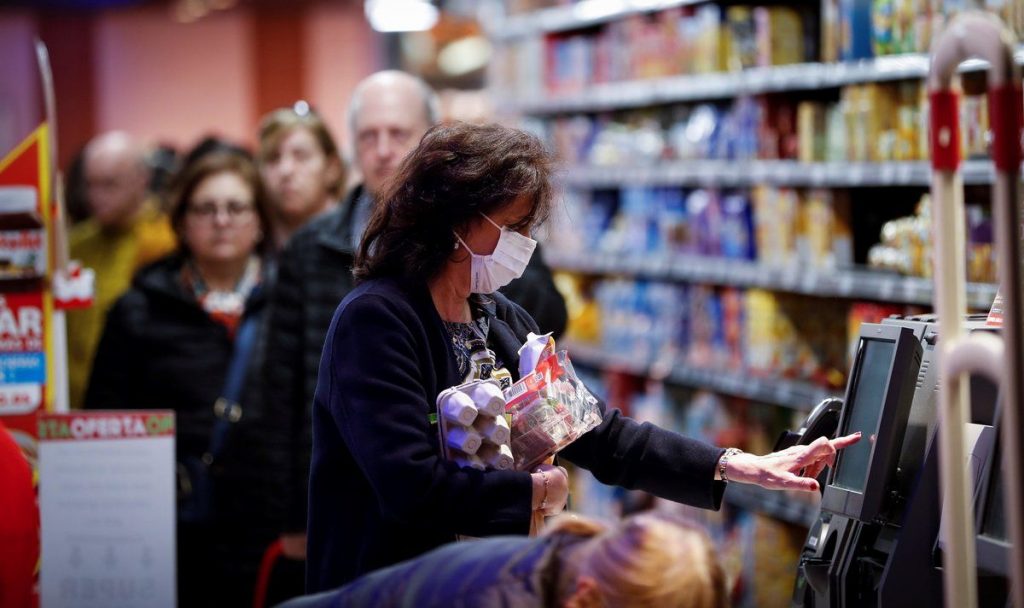 La confianza del consumidor sigue en caída: bajó 3,2% en abril