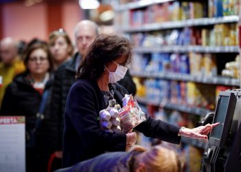 La confianza del consumidor sigue en caída: bajó 3,2% en abril