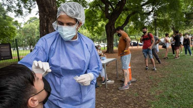 Reportaron 21 muertos y 1.974 nuevos contagios de coronavirus